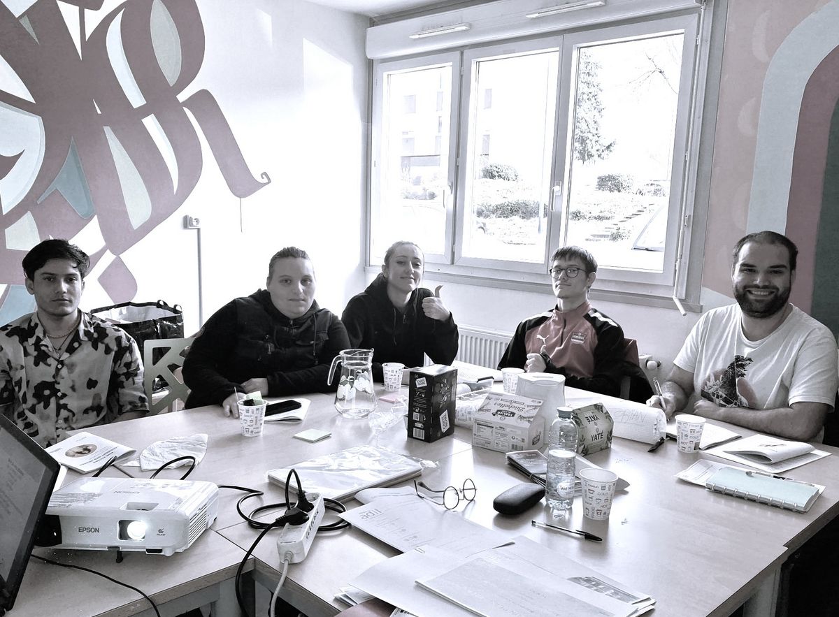 jeunes du CCAS en atelier