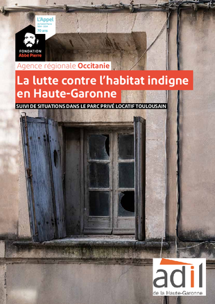 Photo de la fenêtre d'un logement dont le volet est sale et décroché, les carreaux brisés et le mur sale
