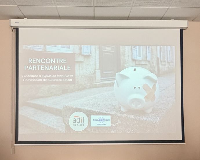 Support de présentation projeté sur un mur blanc