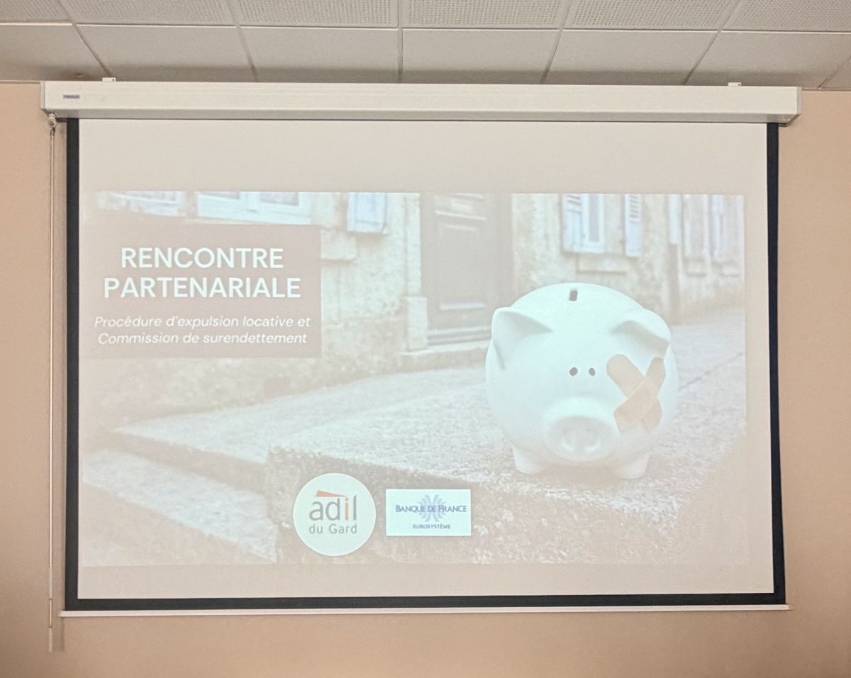 Support de présentation projeté sur un mur blanc