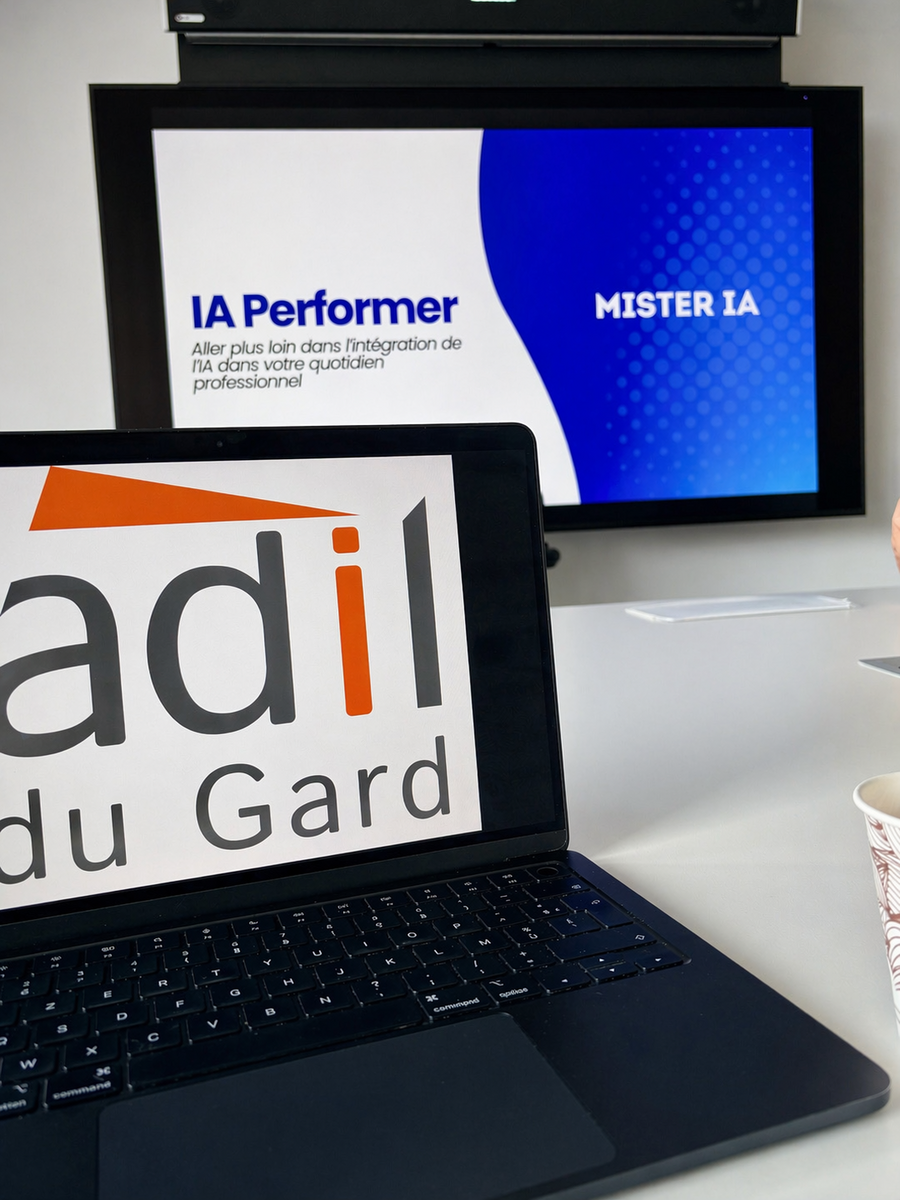 Formation à l’intelligence artificielle en entreprise : ordinateur ADIL du Gard et présentation « IA Performer » sur écran lors d’un atelier professionnel.